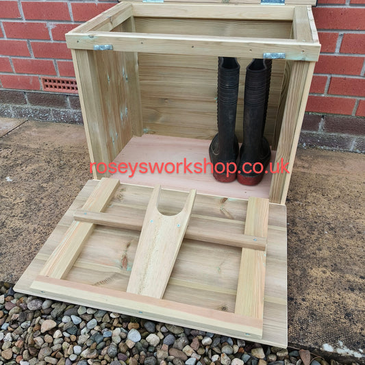 Muddy Welly Store with Boot Puller